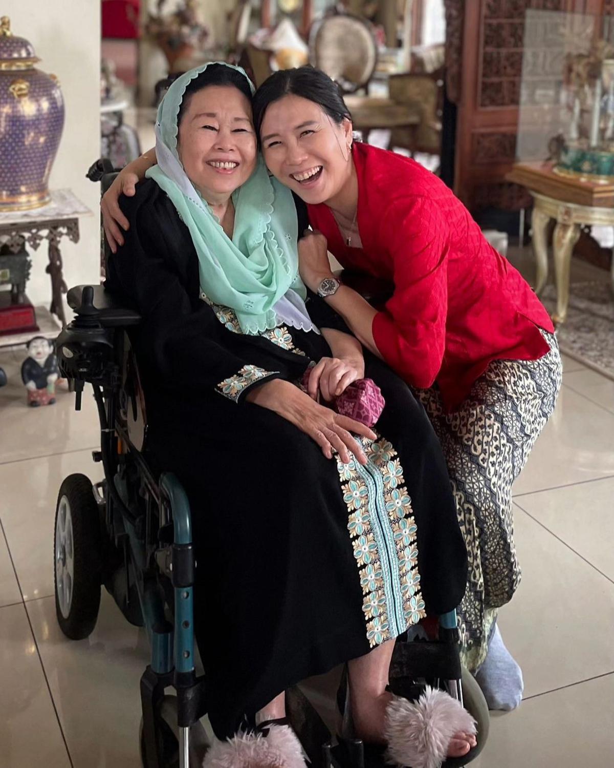 Cantiknya Veronica Tan Berkebaya Merah Bertemu Sinta Nuriyah