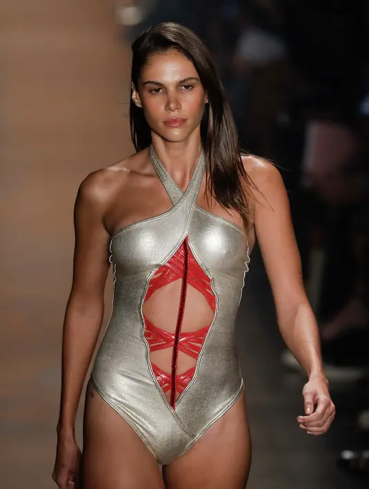 Model berjalan di atas catwalk membawakan busana pakaian renang karya Amir Slama dalam Sao Paulo Fashion Week di Brasil, (16/3). Perancang busana asal Brasil ini menampilkan kreasi pakaian renang yang berkilau dan seksi. (AP Photo / Andre Penner)