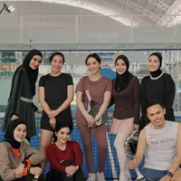 Paula Verhoeven tampil cantik dengan wajah polos tanpa makeup saat main padel (@paula_verhoeven)