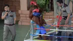 Dua orangutan bertanding kickboxing di atas sebuah ring saat pembukaan Phnom Penh Safari di Kamboja, Sabtu (23/6). Pertunjukan tinju orangutan banyak dikecam oleh aktivis hak-hak perlindungan terhadap binatang. (AFP/Tang Chhin Sothy)