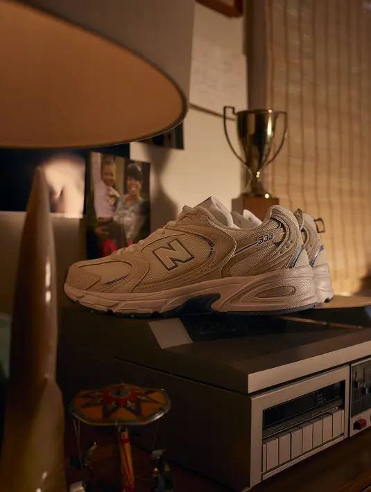 Sepatu sneaker 530 merupakan bentuk kilas balik New Balance dari salah satu sepatu lari klasik mereka. Sepatu kasual ini memadukan gaya sehari-hari dengan teknologi modern dengan sentuhan sedikit warna biru. [Credit: New Balance]