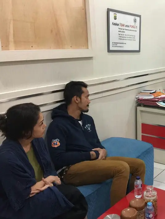 Tora Sudiro dan istri Mieke Amalia saat ini masih menjalani pemeriksaan insentif di Polres Jakarta Selatan. Menurut Kasat Narkoba Polres Jakarta Selatan Kompol Vivick Tjangkung, pasangan ini sekitar setahun konsumsi Dulmolid. (Foto. dok. Istimewa)