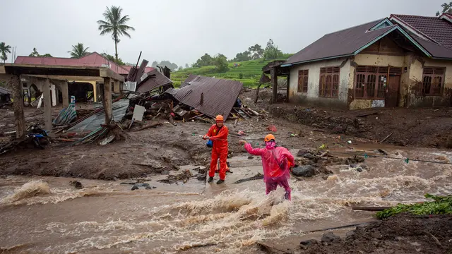Evakuasi korban banjir bandang di Malalak, Sumatera Barat (Sumbar), Jumat (27/11/2025).