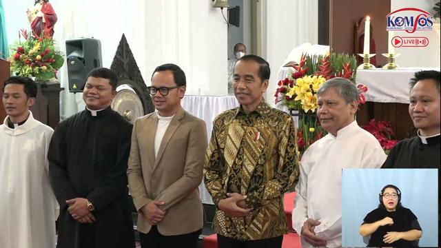 Presiden Joko Widodo atau Jokowi meninjau langsung pelaksanaan ibadah Natal di Gereja Katedral Bogor, Jawa Barat, Minggu (25/12/2022).