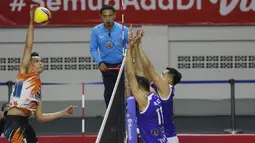 Pemain Jakarta BNI 46, Sigit Ardian (kiri), melepaskan spike saat melawan Bogor LavAni pada laga seri pertama final four PLN Mobile Proliga 2022 di Padepokan Bola Voli Sentul, Jumat (11/3/2022). Jakarta BNI 46 kalah 0-3 dengan skor 19-25, 13-25, 11-25. (Bola.com/M Iqbal Ichsan)