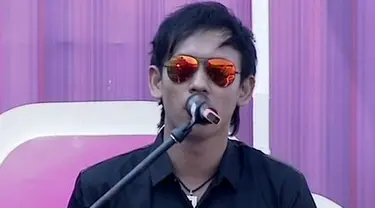 Dadali  membawakan lagu Disaat Aku Tersakiti dalam acara inBox SCTV (13/08/2014)