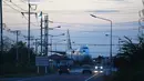 Sebuah pesawat Boeing 747 terlihat di persimpangan jalan raya Nakhon Pathom, Bangkok, Thailand (19/1). Pesawat penumpang ini tidak kembali aktif dan sengaja diletakkan dipersimpangan jalan. (AFP PHOTO / Christophe Archambault)