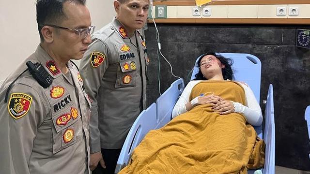 Kapolres Purwakarta, AKBP Edwar Zulkarnain, SIK, saat menjenguk korban luka-luka kecelakaan tunggal bus PO Handoyo, di KM 72/B Tol Cipali, Purwakarta.