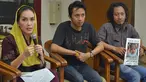 Anggota DPR RI Rieke Diah Pitaloka (kiri) menyampaikan keterangan mengenai BPJS bersama Ferry, ayah dari bayi Ryuji (tengah), Jakarta, Jumat (6/2/2015). (Liputan6.com/Andrian M Tunay)