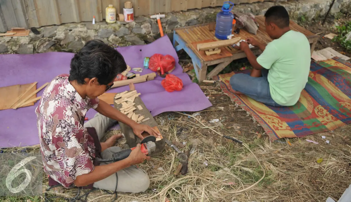 Perajin membuat bagian miniatur perahu yang terbuat dari bambu, Jawa Barat, Sabtu (9/7). Pelaku UKM mengeluh membutuhkan perhatian pemerintah untuk menyediakan jalur distribusi pemasaran baik di tanah air dan manca negara. (Liputan6.com/Gempur M Surya)
