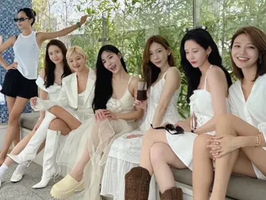 Merayakan anniversary debut ke-17, ketujuh member SNSD terlihat berkumpul bersama. Sayangnya, satu anggota yaitu Sunny tidak dapat hadir karena sedang berada di luar negeri. Oleh karena itu, para member akhirnya sepakat mengedit foto yang diunggah dengan Sunny yang berada di sebelah Yuri. (Liputan6.com/IG/@515sunnyday)