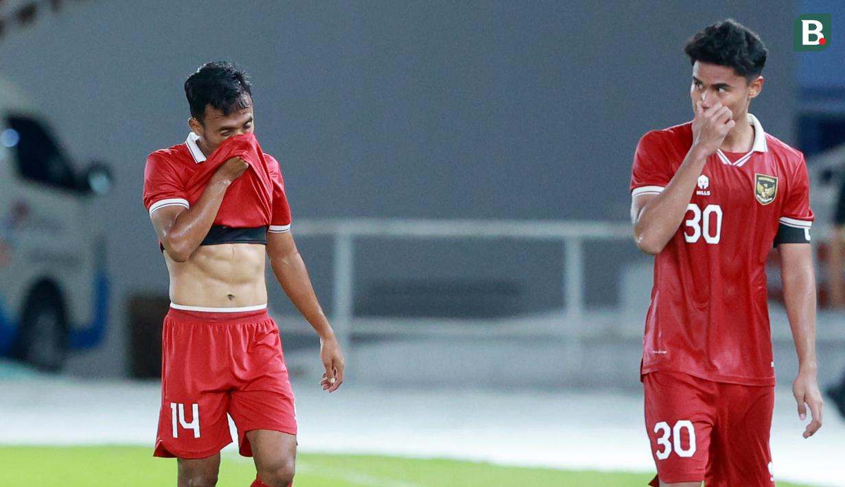 Pemain Timnas Indonesia U-20, Muhammad Ferarri, tampak kecewa setelah ditaklukkan Guatemala pada laga turnamen mini di Stadion Utama Gelora Bung Karno (SUGBK), Selasa (21/2/2023). Indonesia takluk 0-1 dari Guatemala. (Bola.com/M Iqbal Ichsan)