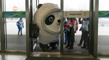 Maskot Olimpiade Beijing, Bing Dwen Dwen, mencoba masuk melalui pintu untuk memasuki pusat media utama di Olimpiade Musim Dingin 2022, 24 Januari 2022, di Beijing. (AP Photo/Jae C.Hong)