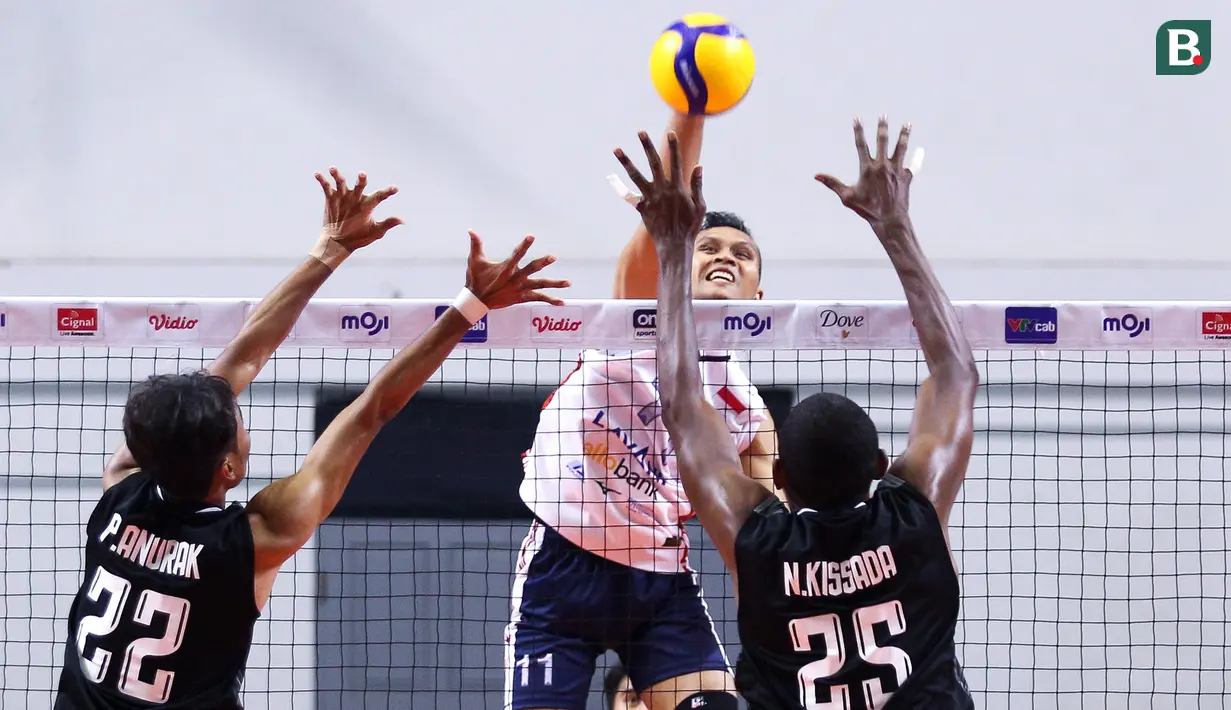 <p>Pemain Timnas Voli Putra Indonesia, Muhammad Malizi (tengah) melakukan spike ke arah pemain Timnas Voli Putra Thailand pada laga putaran pertama SEA V League 2023 di Padepokan Voli Jenderal Polisi Kunarto, Sentul, Bogor, Minggu (23/07/2023). Indonesia menang 3-1 (21-25, 25-17, 25-23 dan 27-25) dan menjadi juara. (Bola.com/Bagaskara Lazuardi)</p>