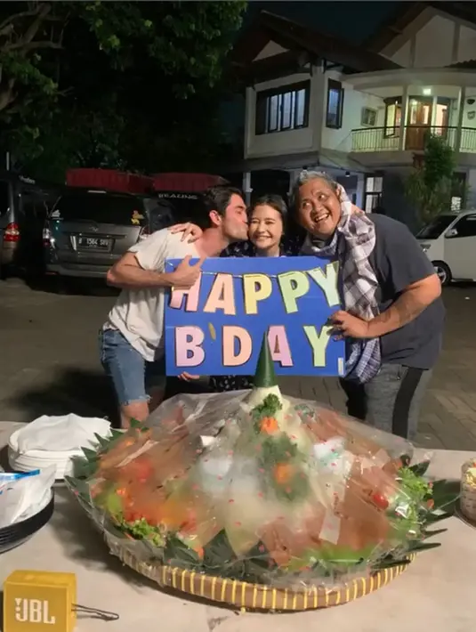 Prilly Latuconsina Ultah (Instagram/prillylatuconsina96)