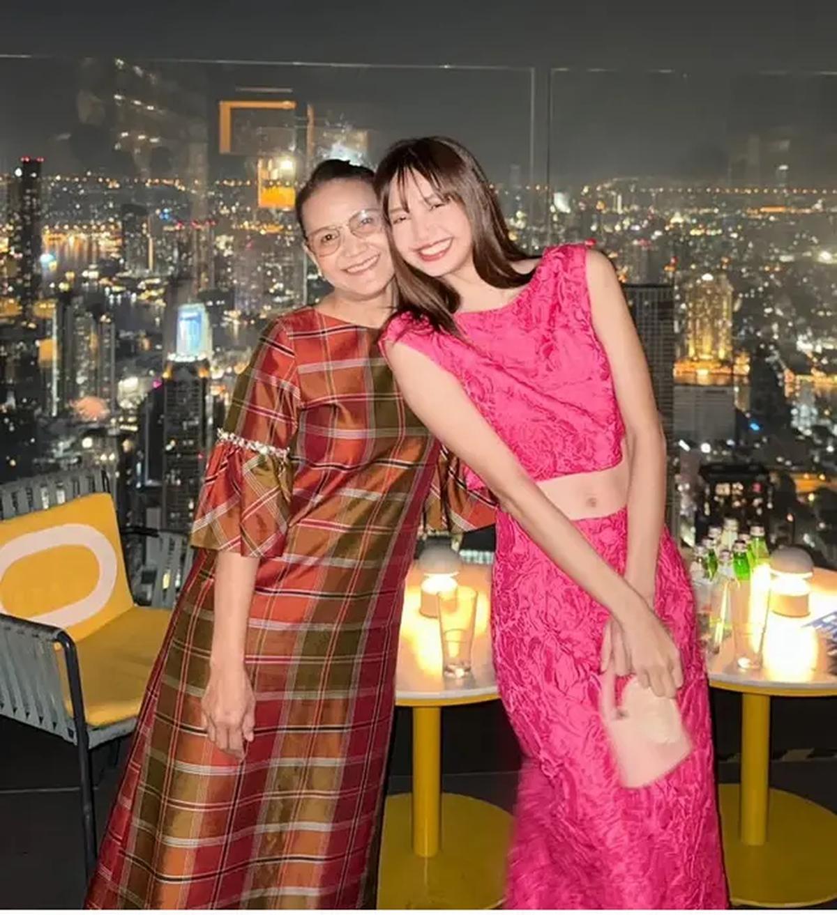 Lisa Blackpink Rayakan Tahun Baru Bersama Keluarga di Thailand. [@chitthipbruschweiler]