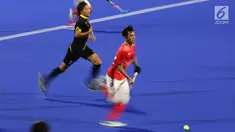 Atlet hoki Indonesia menggiring bola saat bertanding melawan Jepang dalam babak penyisihan hoki putra Asian Games di Lapangan Hoki Gelora Bung Karno, Jakarta, Rabu (22/8). Indonesia kalah dengan skor 1-3. (Liputan6.com/Fery Pradolo)