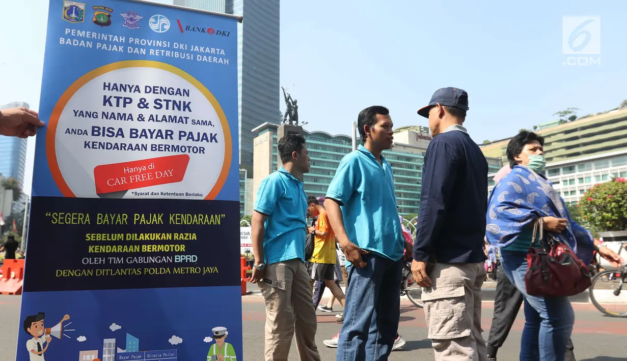 Badan Pajak dan Retribusi Daerah Pemprov DKI membuka gerai Samsat Keliling Car Free Day, Jakarta, Minggu (21/10). Layanan pembayaran pajak Surat Tanda Nomor Kendaraan (STNK) bisa dilakukan tanpa membawa salinan atau BPKB. (Liputan6.com/Angga Yuniar)