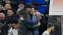 Pelatih Liverpool, Jurgen Klopp, memeluk pelatih Chelsea, Bruno Saltor, pada laga Liga Inggris di Stadion Stamford Bridge, Rabu (5/4/2023). (AP Photo/Frank Augstein)