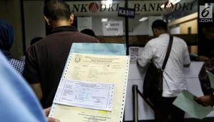 Warga membayar pajak kendaraan di Samsat Polda Metro Jaya, Jakarta, Jumat (16/11). Pemprov DKI menghapuskan sanksi administrasi Pajak Kendaraan Bermotor (PKB) dan sanksi administrasi Bea Balik Nama Kendaraan Bermotor (BBN-KB). (Liputan6.com/Johan Tallo)