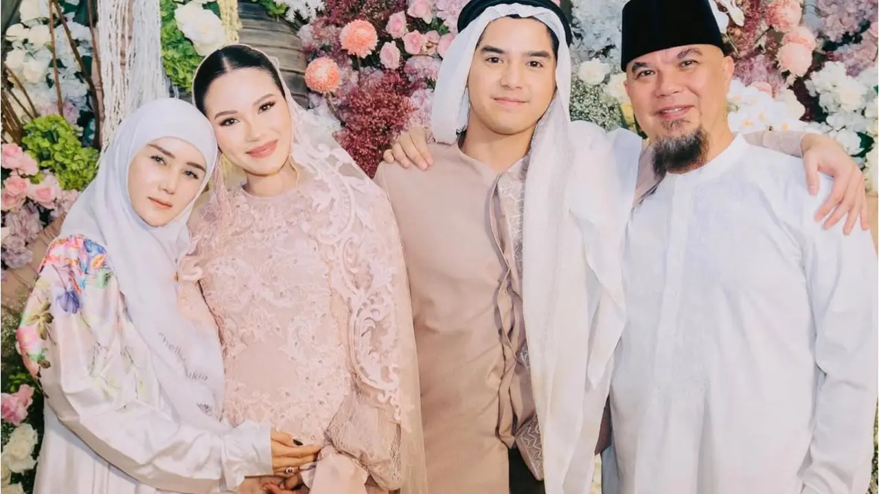 Mulan Jameela  di Pengajian 4 Bulanan Alyssa Daguise pakai kerudung putih. [@ahmaddhaniofficial]