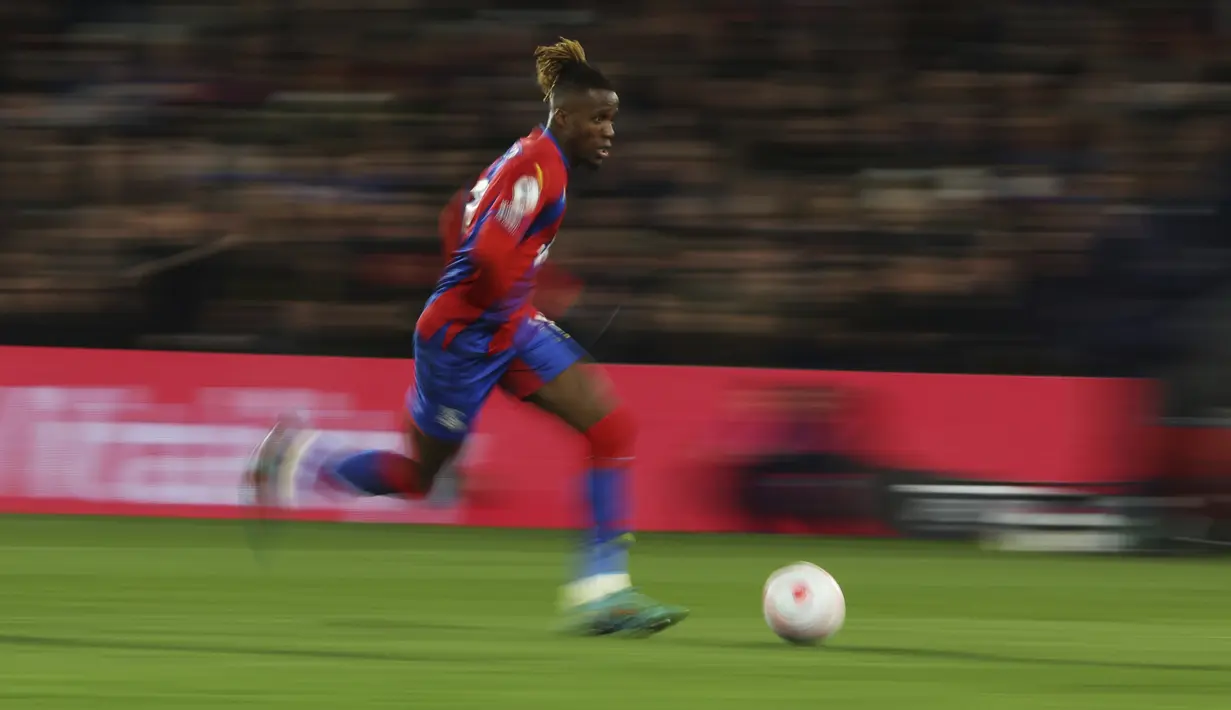 Penyerang Crystal Palace, Wilfried Zaha membawa bola saat bertanding melawan Arsenal pada pertandingan lanjutan Liga Inggris di stadion Selhurst Park di London, Inggris, Selasa (5/4/2022). Crystal Palace menang telak atas Arsenal 3-0. (AP Photo/Ian Walton)