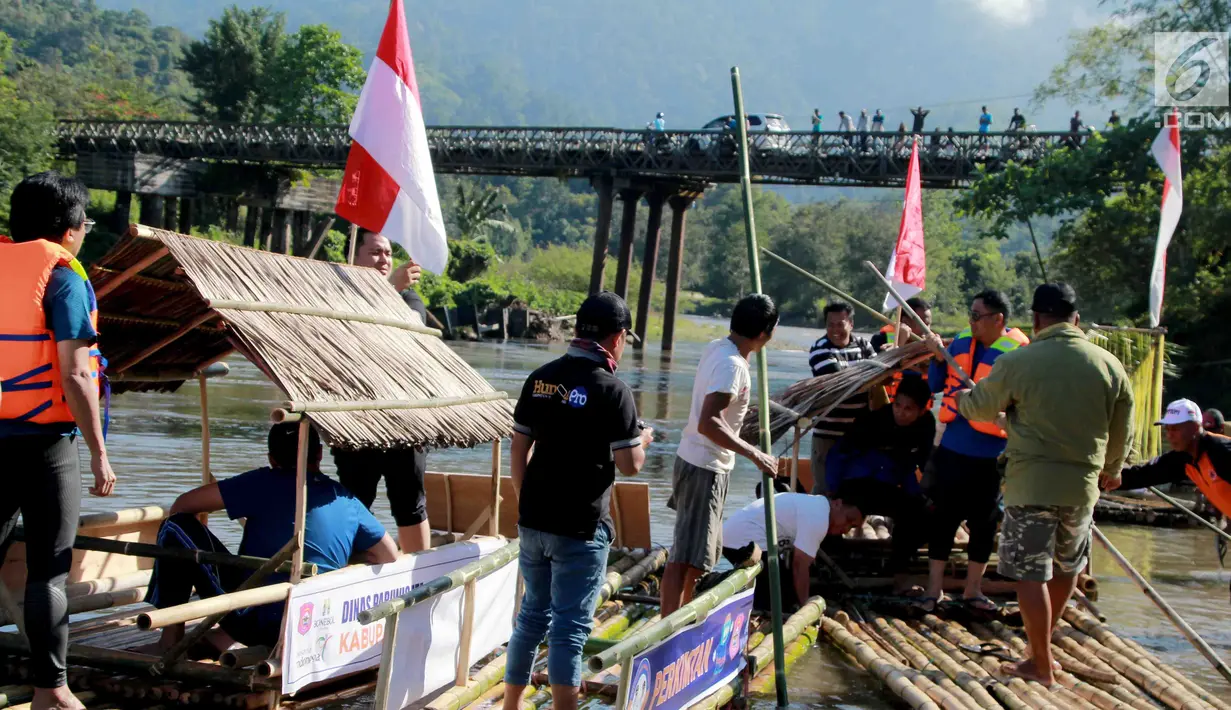 Peserta mengunakan rakit tradisional bersiap menyusuri sungai Bone, Gorontalo, Sabtu (23/3). Pemerintah Daerah Kabupaten Bone Bolango (Bonebol), Gorontalo meyelenggarakan iven tahunan yakni menyusuri sungai Bone dengan mengunakan rakit tradisional. (Liputan6.com/Arfandi Ibrahim)