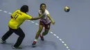 Atlet bola tangan Indonesia, Shinta Hidayatuzzaroh M, saat melawan Malaysia pada laga Asian Games 2018 di GOR Popki Cibubur, Jakarta Timur, Selasa (14/8/2018). Indonesia menang 23-15 atas Malaysia. (Bola.com/Vitalis Yogi Trisna)