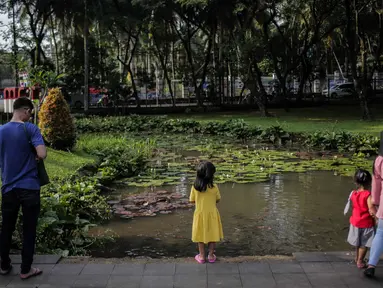 Sejumlah warga berekreasi di Taman Tabebuya, Jagakarsa, Jakarta, Kamis (14/3). Dinas Kehutanan DKI Jakarta menganggarkan Rp 130 miliar untuk membangun 53 Taman Maju Bersama (TMB) di tahun 2019. (Liputan6.com/Faizal Fanani)