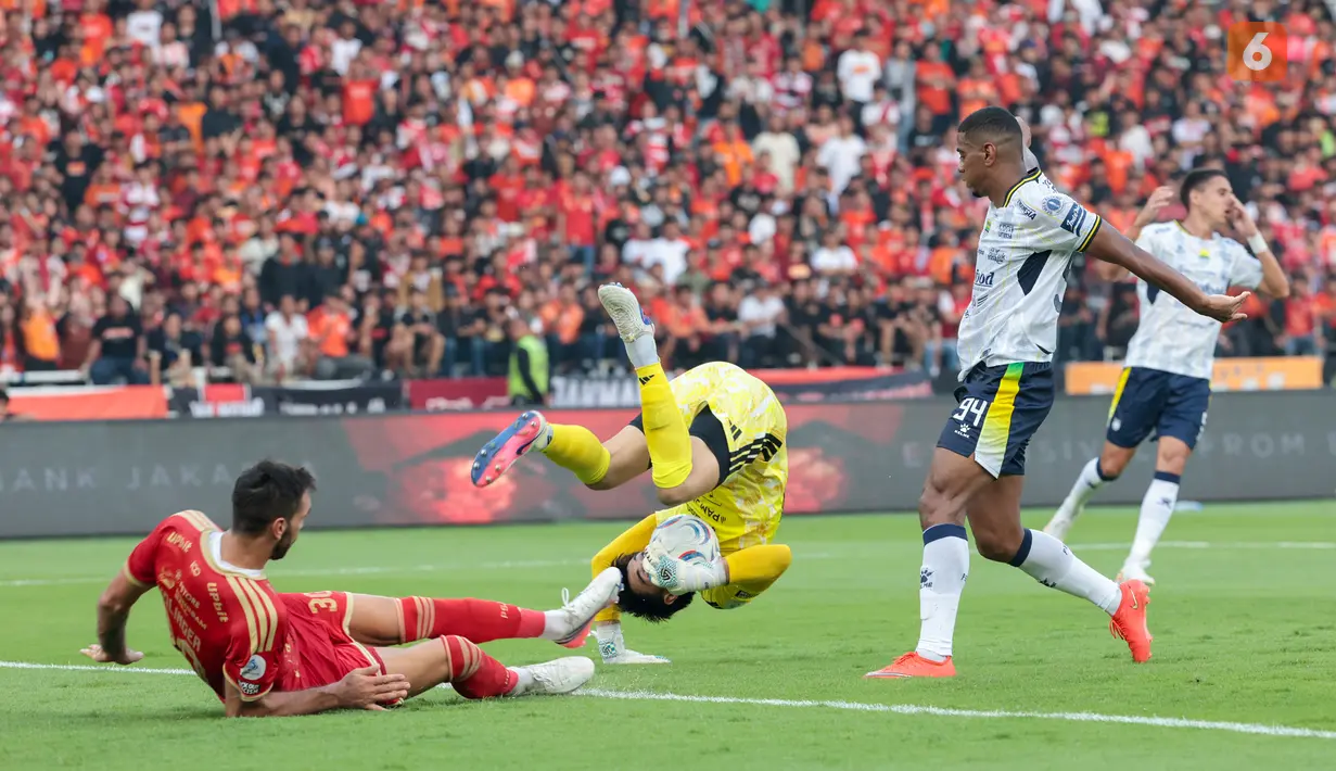 Kiper Persija Jakarta Nadeo Argawinata mengamankan bola saat menghadapi Persib Bandung pada pertandingan BRI Super League 2026/2027 di Stadion Utama Gelora Bung Karno (SUGBK), Jakarta, Sabtu (12/9/2026). Persija Jakarta berhasil mengalahkan Persib Bandung dengan skor 2-1. (KLY/Budy Santoso)