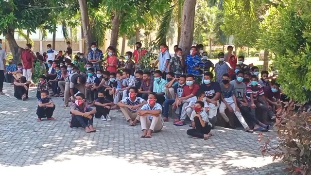Para siswa seminari Bunda Segala Bangsa (BSB) sedang menunggu di halaman sekolah untuk dilakukan Rapit Antigen oleh tim gugus tugas covid 19 kabupaten Sikka.(Liputan6.com/ Dionisius Wilibardus)