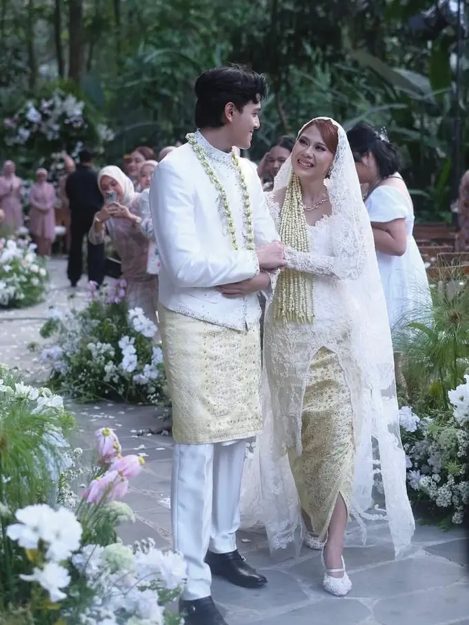 Pesona Nadin Amizah dalam Balutan Kebaya Putih dan Veil Renda di Hari Pernikahannya