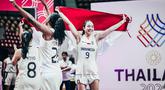 Timnas basket 3x3 putri Indonesia berhasil mengukir sejarah di SEA Games 2025. Untuk pertama kalinya Indonesia merebut medali emas. Agustin Gradita Retong dan kawan-kawan menjadi juara usai menang 20-18 atas tuan rumah Thailand di laga final yang berlangsung di Stadion Nimibutr, Bangkok, Kamis (11/12/2025) petang WIB. (Dok. Perbasi/Ariya Kurniawan)