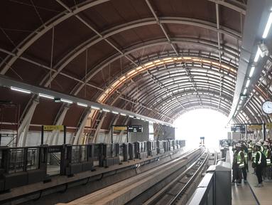 Pengunjung saat berada di peron Stasiun Light Rail Transit (LRT) Jabodebek Ciliwung, Jalan MT Haryono, Jakarta, Rabu (15/3/2023). (merdeka.com/Iqbal S. Nugroho)