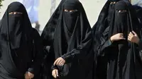Seorang pria di Arab Saudi ditangkap saat memasang poster di dalam masjid yang menyerukan kesetaraan terhadap perempuan.