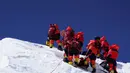 Anggota tim survei China mencapai puncak Gunung Qomolangma (27/5/2020). Sebuah tim survei China berhasil mencapai puncak Gunung Qomolangma pada Rabu (27/5) pagi waktu setempat, sebuah langkah penting dalam misi negara itu untuk mengukur kembali puncak tertinggi dunia. (Xinhua/Penpa)