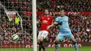 Sergio Aguero (kanan)  sukses membobol gawang David de Gea (Reuters / Jason Cairnduff )