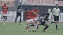 Bek Persija, Michael Orah, berebut bola dengan gelandang PSM, Arfan, pada laga Liga 1 di Stadion Patriot, Bekasi, Selasa  (15/8/2017). Persija bermain imbang 2-2 dengan PSM. (Bola.com/M Iqbal Ichsan)