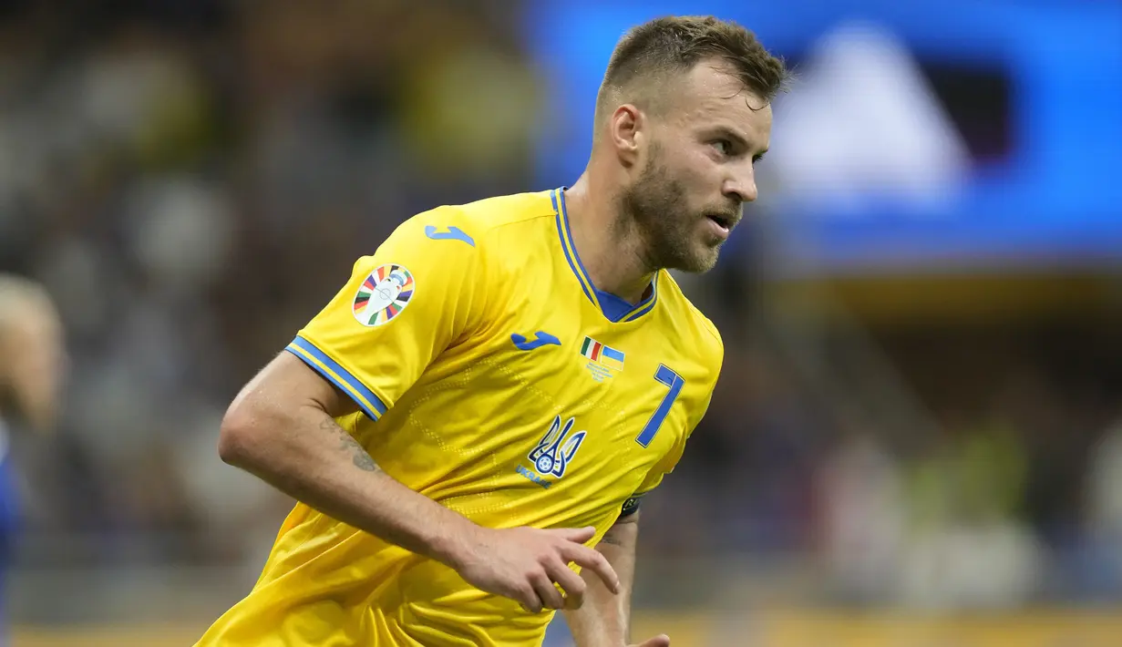 Selebrasi gelandang Timnas Ukraina, Andriy Yarmolenko setelah mencetak gol ke gawang Timnas Italia pada laga Grup C Kualifikasi Euro 2024 di San Siro Stadium, Milan, Rabu (13/9/2023) dini hari WIB. (AP Photo/Luca Bruno)
