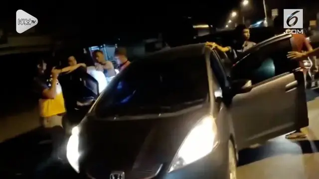 Aksi kejar- kejaran kendaraan di jalan raya dan tembakan peringatan mewarnai penangkapan pelaku penyalah gunaan narkoba di jalan Lintas Sumatra Lampung Tengah, Lampung, pada Kamis malam. 2 pelaku ditangkap.