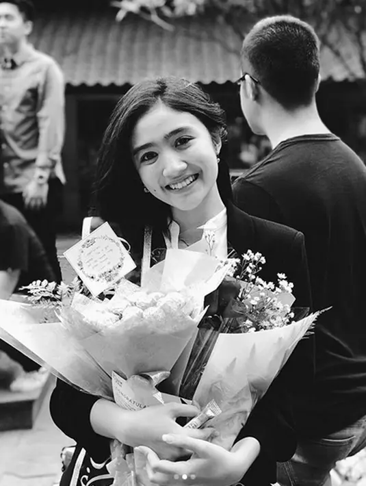 Pada 12 Januari 2018 lalu, Febby telah melewati ujian sidang skripsinya, meski belum resmi sebagai sarjana hukum.  Bukan hal mudah untuk lulus 3,5 tahun, namun Febby berhasil melakukannya dengan nilai cumlaude pastinya. (Instagram/febbyrastanty)