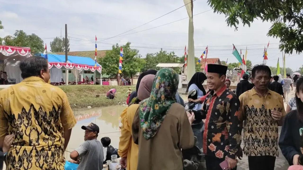 Tuangkan Satu Ton Ikan