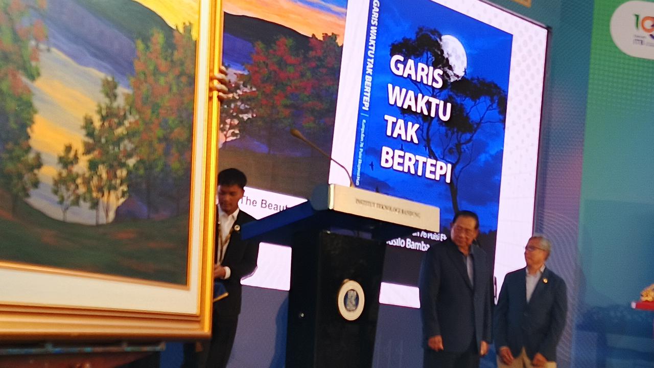SBY Tuangkan Kenangan di Bandung Lewat Lukisan "Tangkuban Perahu" untuk ITB