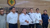 Menteri Pertanian Andi Amran Sulaiman resmi mencabut izin usaha 2.039 kios pupuk bersubsidi. Pernyataan ini diungkap di Kantor Kementerian Pertanian, Jakarta, Senin (13/10/2025). (Liputan6.com/Arief)