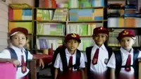 Bantuan alat sekolah untuk para siswa SD akhirnya sampai di Sungkung, Kabupaten Bengkayang, Kalimantan Barat (Liputan 6 SCTV).