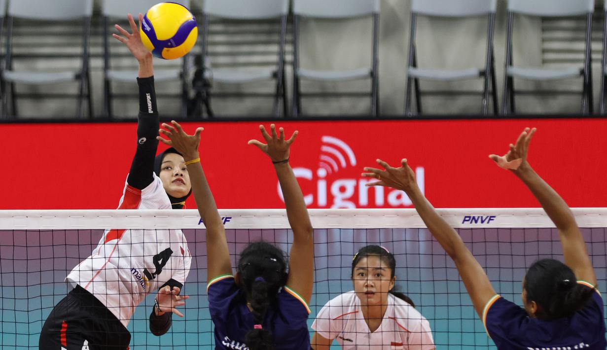 Pemain Timnas voli putri Indonesia, Bela Sabrina (kiri) melepaskan spike yang berusaha diblok dua pemain India, Shaalini Saravanan (tengah) dan Soorya pada laga klasifikasi peringkat 5-8 AVC Challenge Cup 2024 di Rizal Memorial Coliseum, Manila, Filipina, Selasa (28/5/2024). Indonesia kalah 1-3 (16-25, 32-30, 20-25 dan 24-26). (Asian Volleyball Confederation)