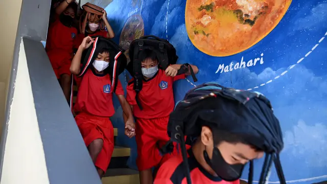FOTO: Berlatih Melindungi Diri dari Gempa dan Tsunami