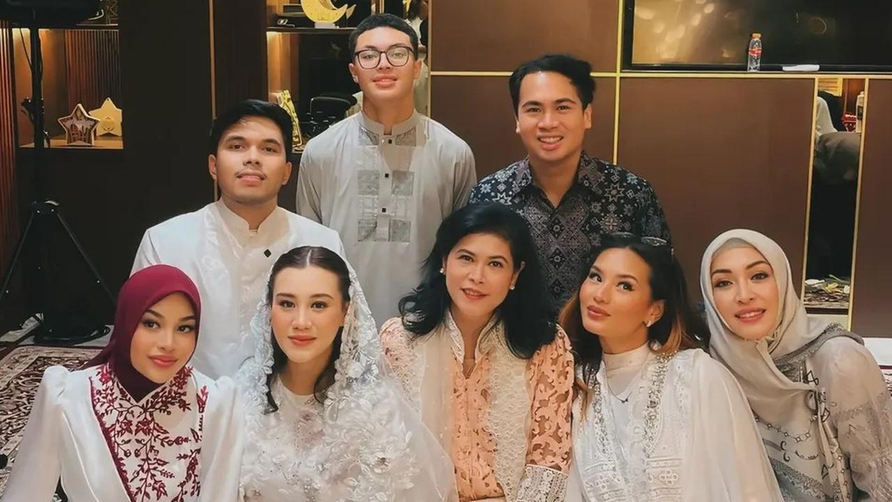 Siap Jadi Nenek, Angelina Sondakh Hadiri Tasyakuran Kehamilan Aaliyah Massaid