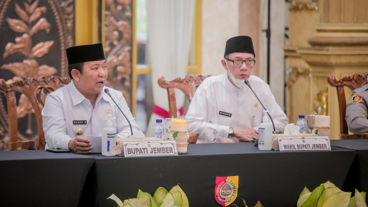 Bupati Jember Hendy Siswanto memberikan arahan kepada para Kepala Desa dalam Pelaksanaan PTSL di sejumlah desa di Jember (Istimewa)