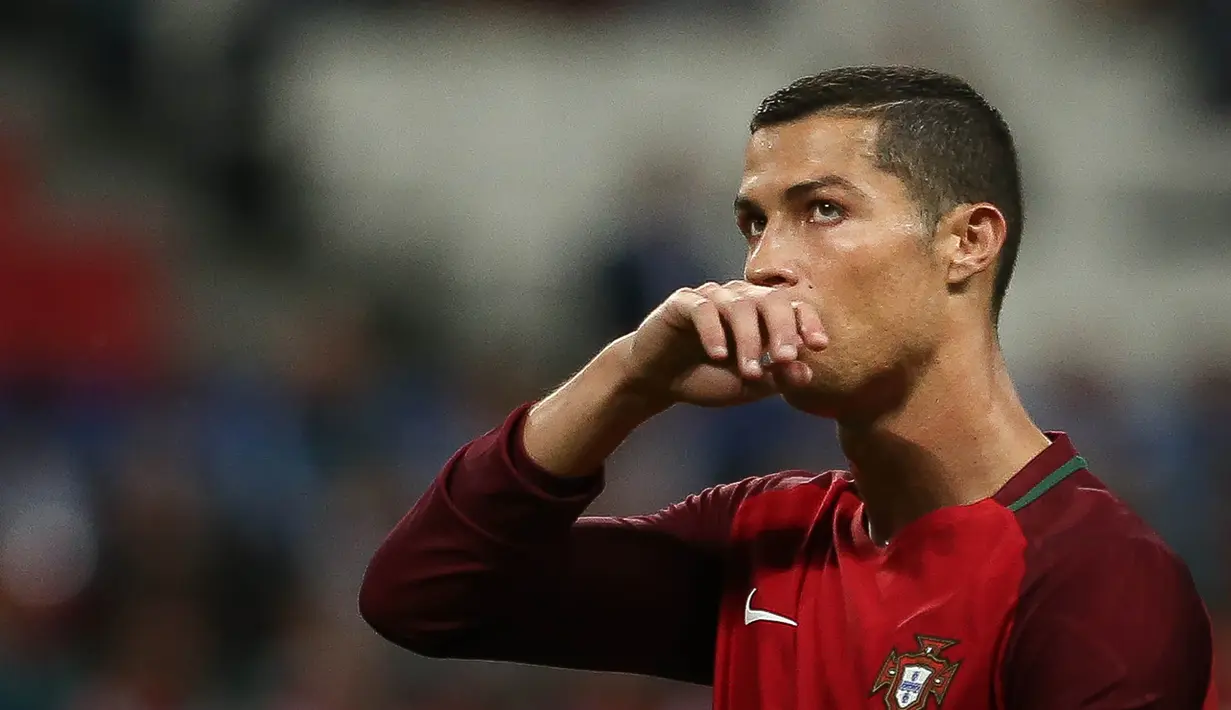Bintang Portugal, Cristiano Ronaldo, tampak kecewa usai negaranya tersingkir dari semifinal Piala Konfederasi di Kazan Arena, Kazan, Rabu (28/6/2017). Portugal kalah adu penalti 0-3 dari Cile. (EPA/Mario Cruz)